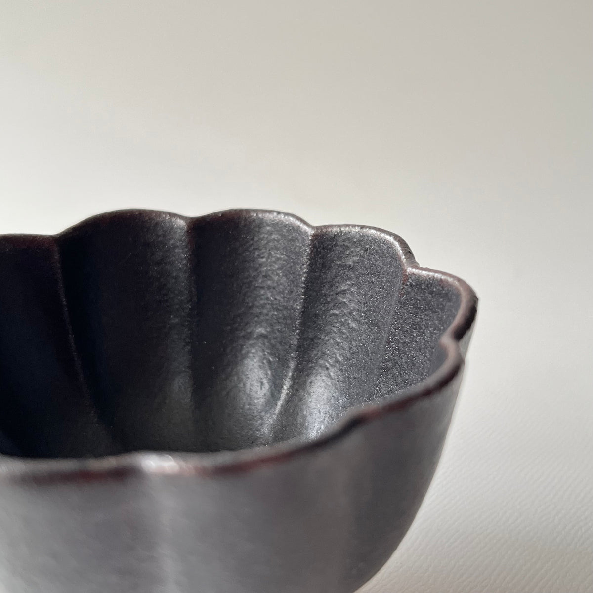 黒釉菊小鉢