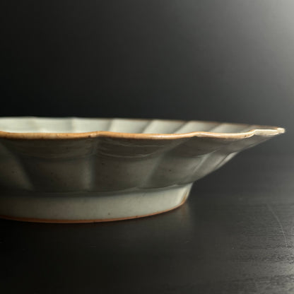 白磁輪花リム鉢（大）