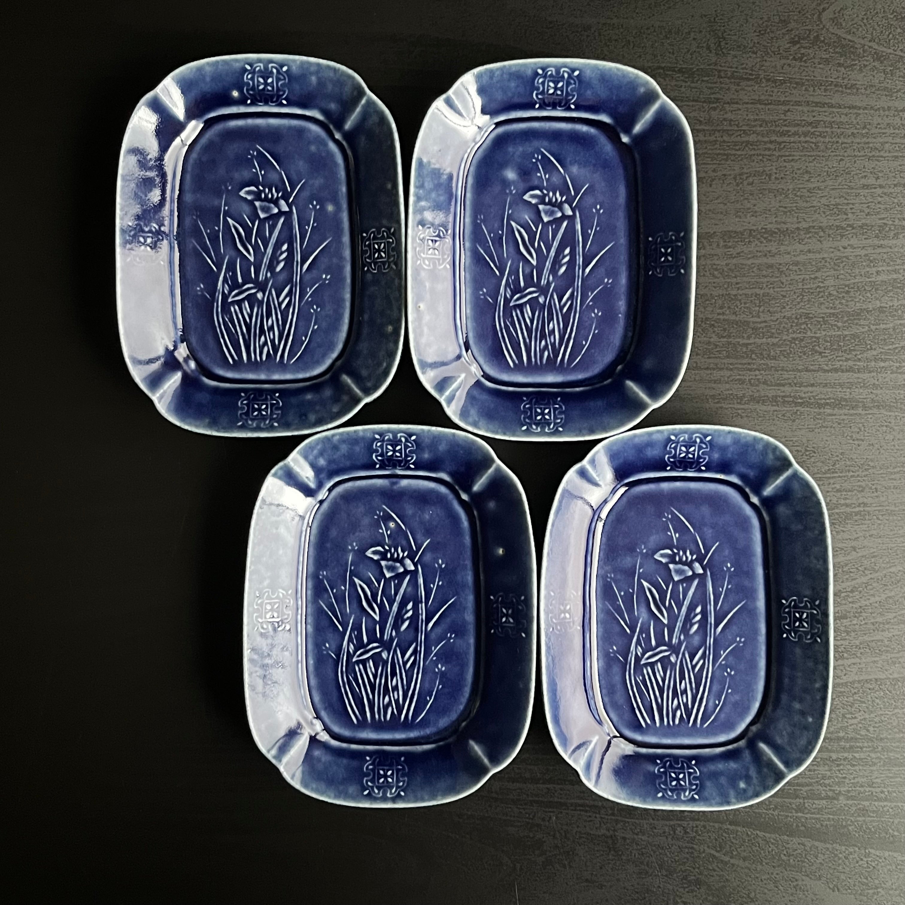 瑠璃釉菖蒲文長方皿