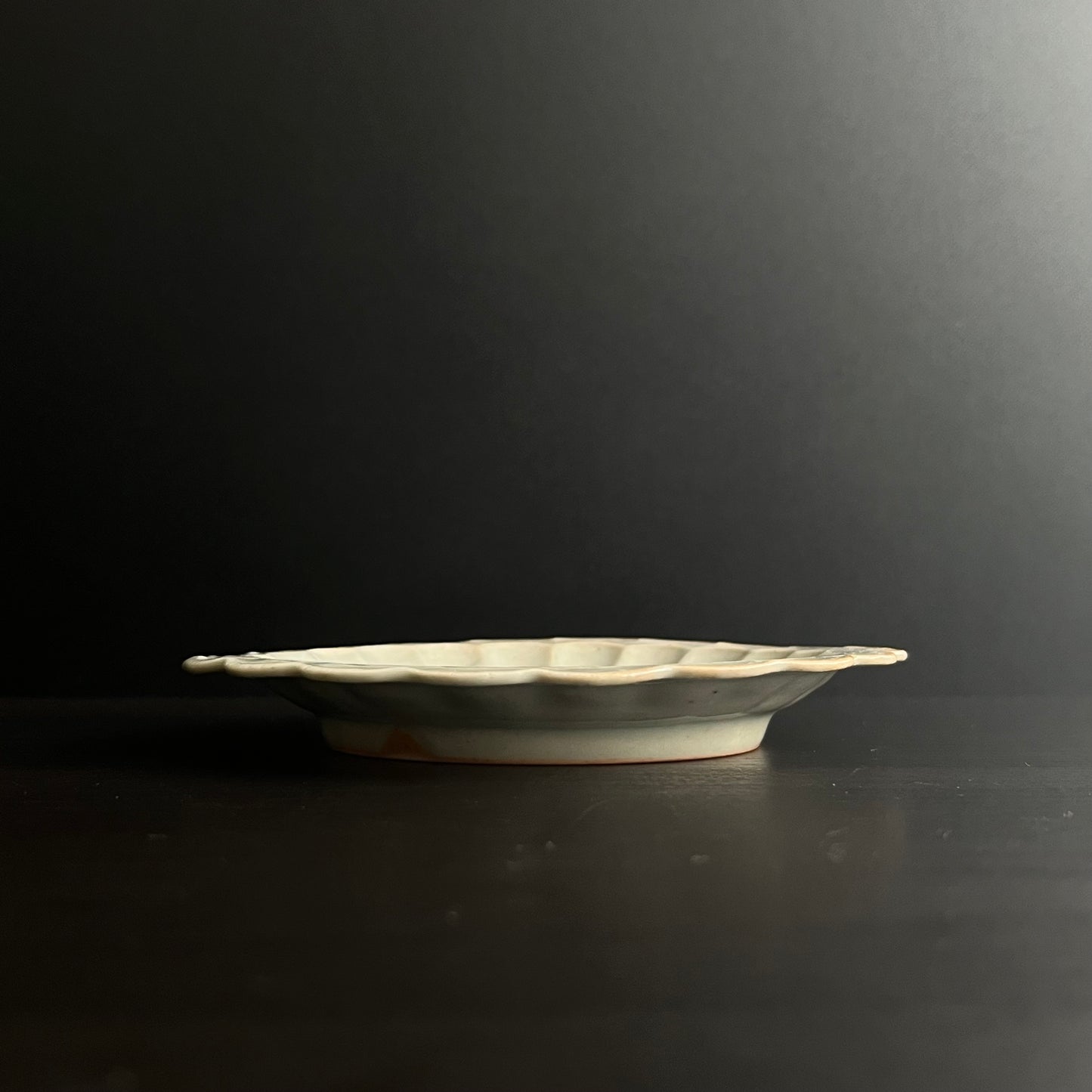 白磁輪花リム平皿