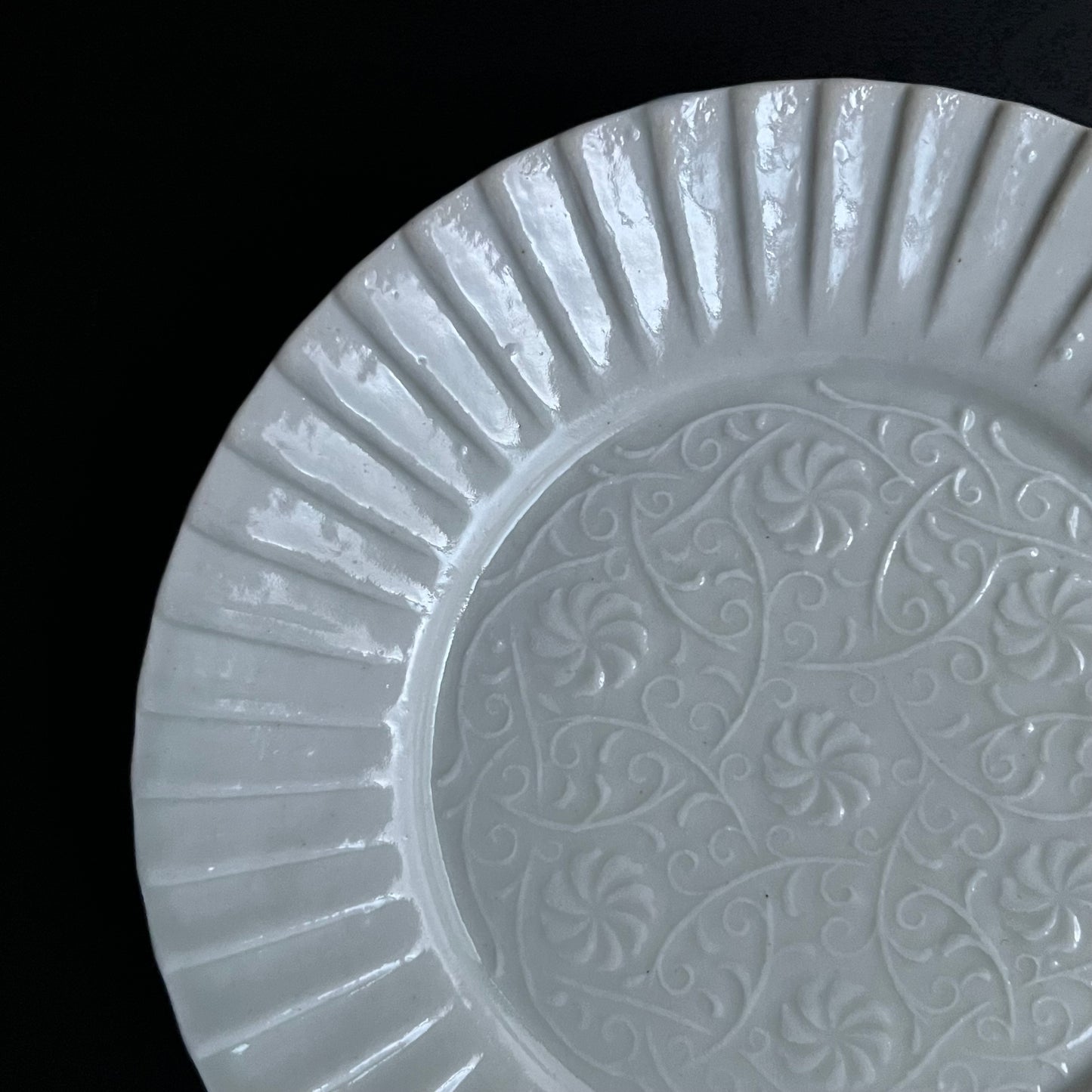 白磁草花文輪花皿