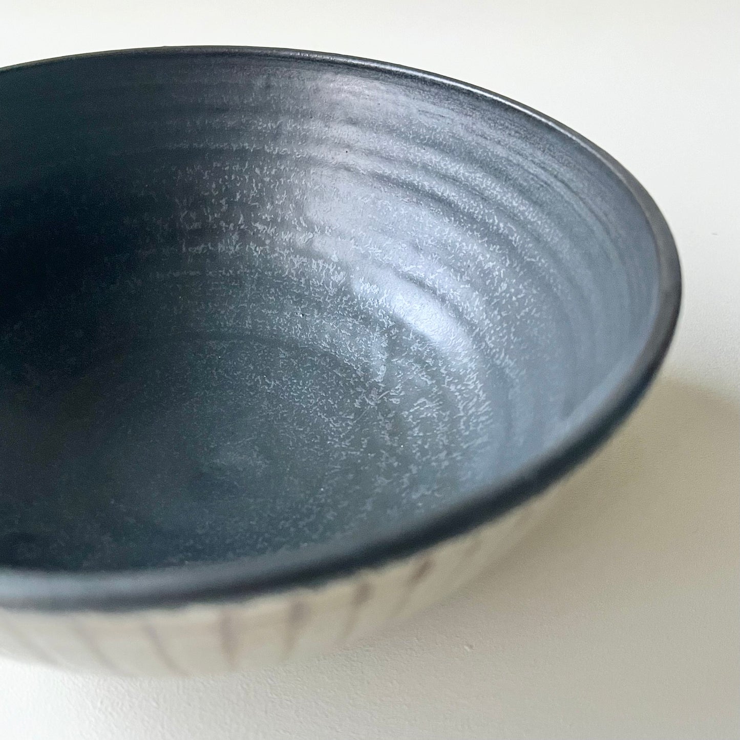 黒釉線彫鉢（中）