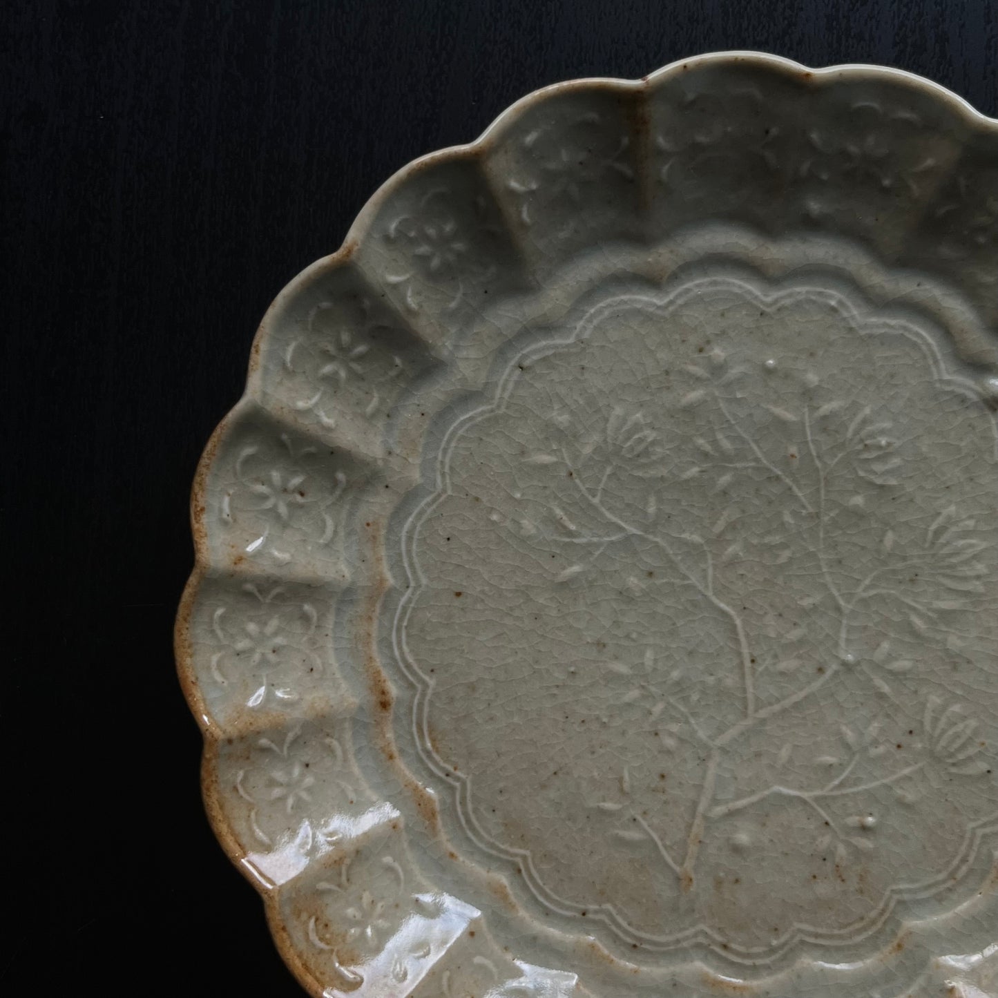 青磁花文菊平皿