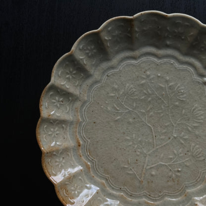 青磁花文菊平皿