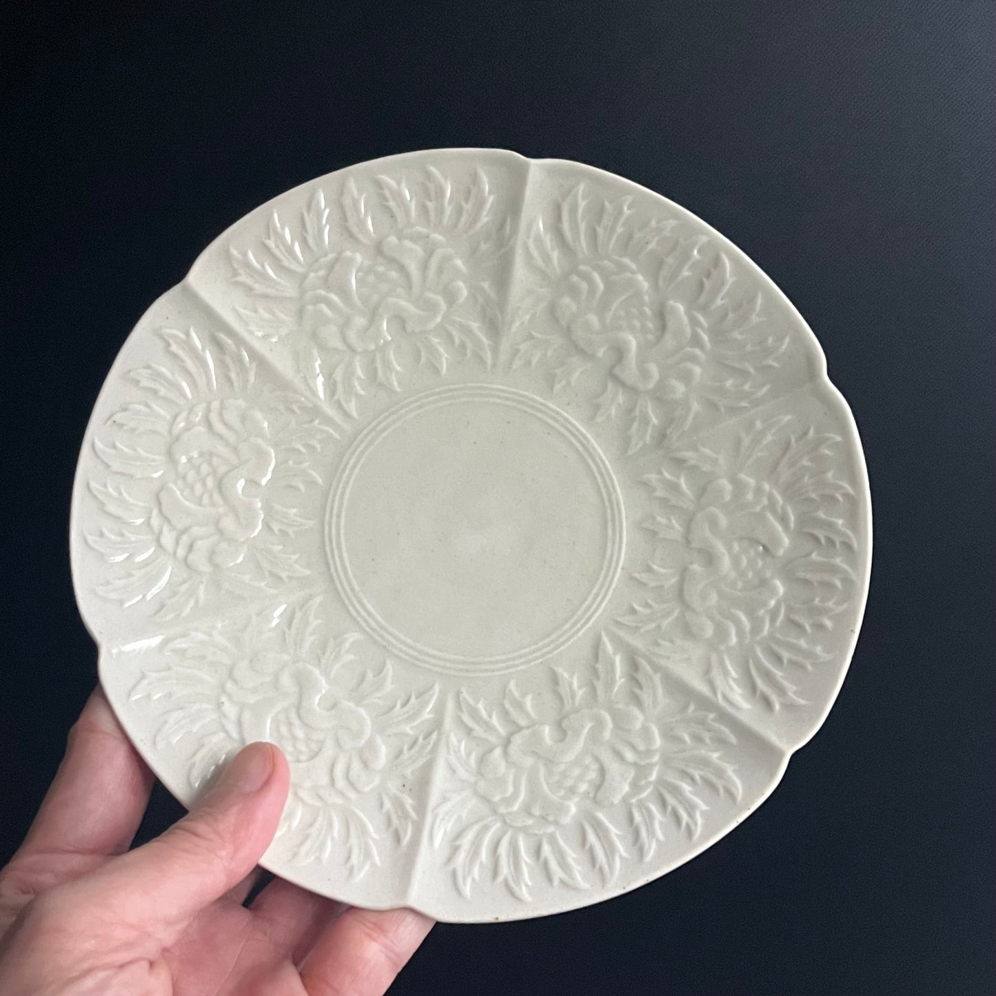 白磁陽刻輪花皿