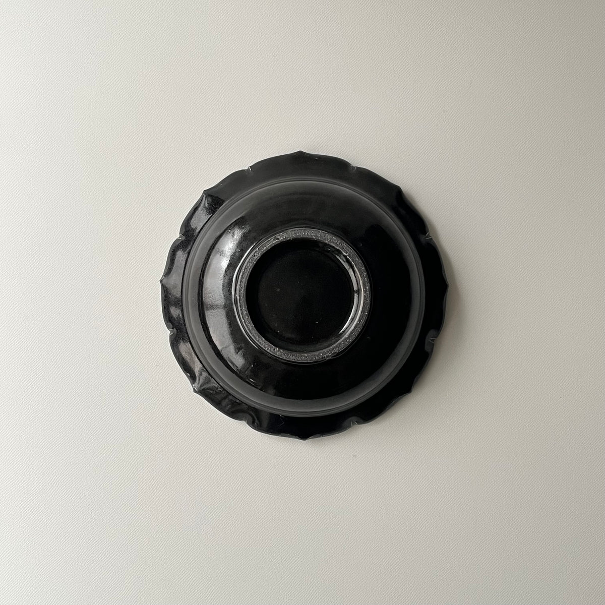 黒釉輪花向附