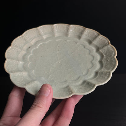 青磁花文菊平皿（大）