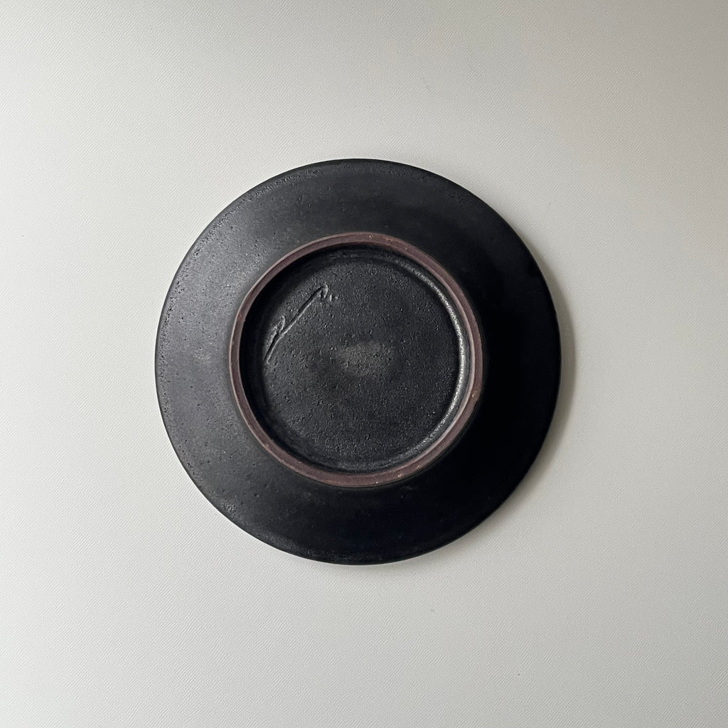 白線文様黒釉皿
