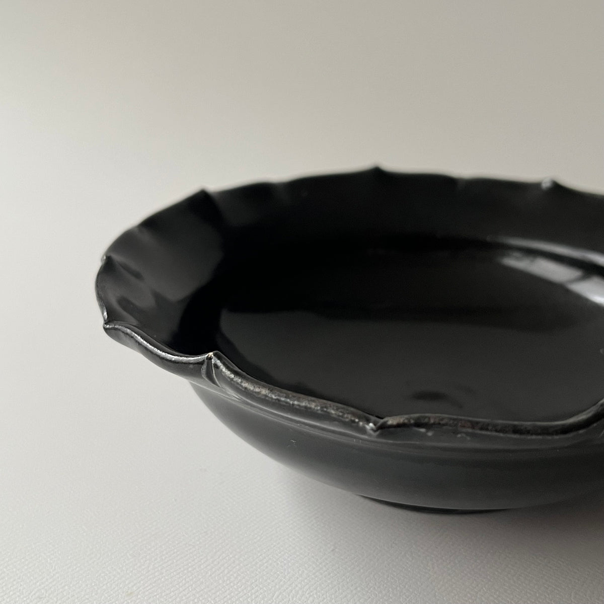 黒釉輪花向附