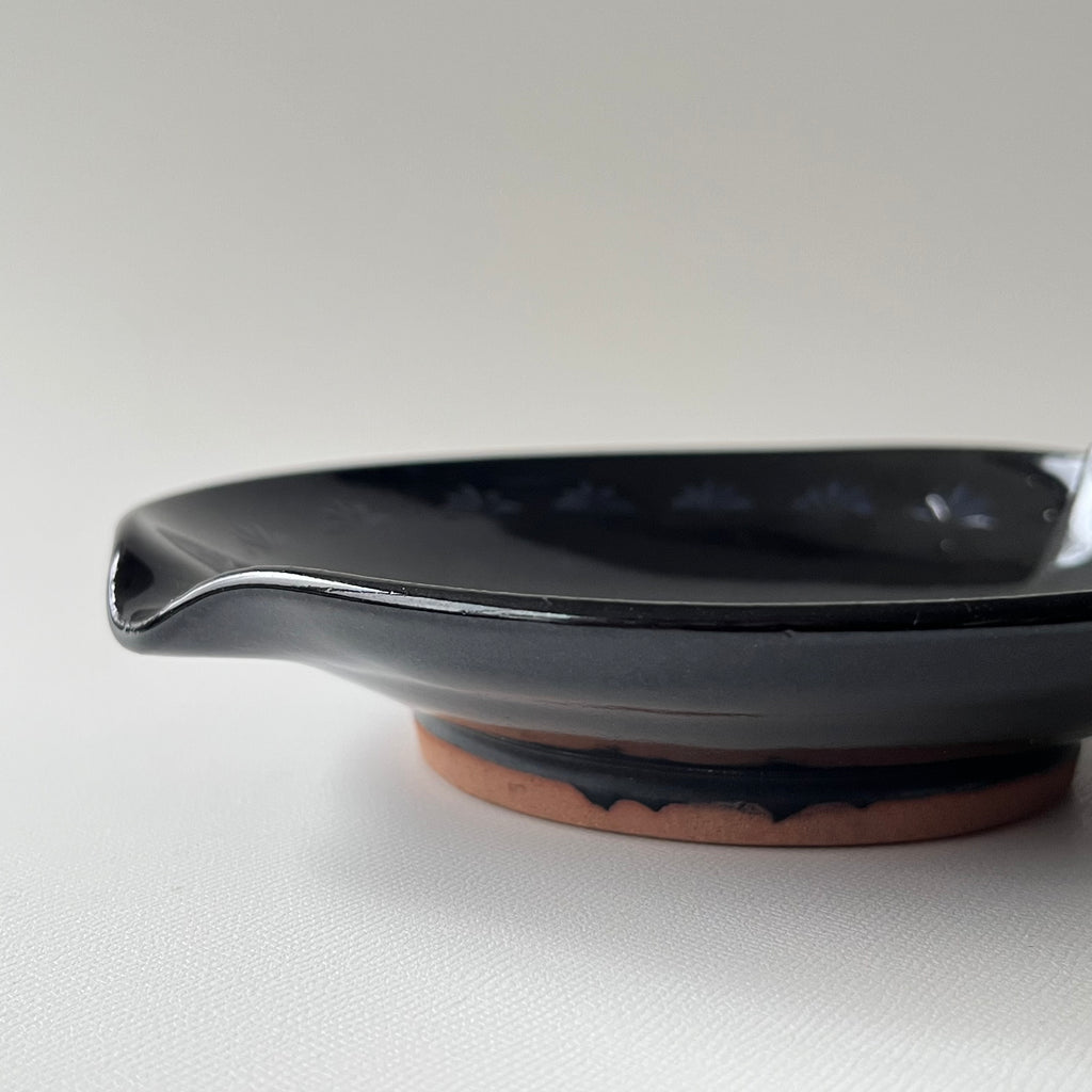 黒絵中皿　パルメット