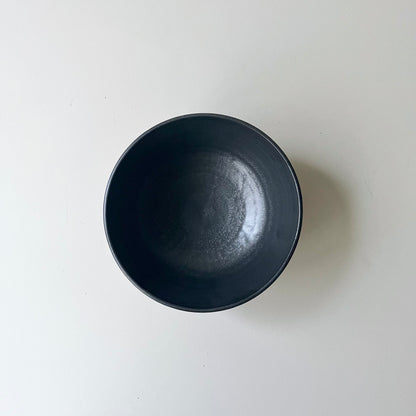 黒釉線彫鉢（中）