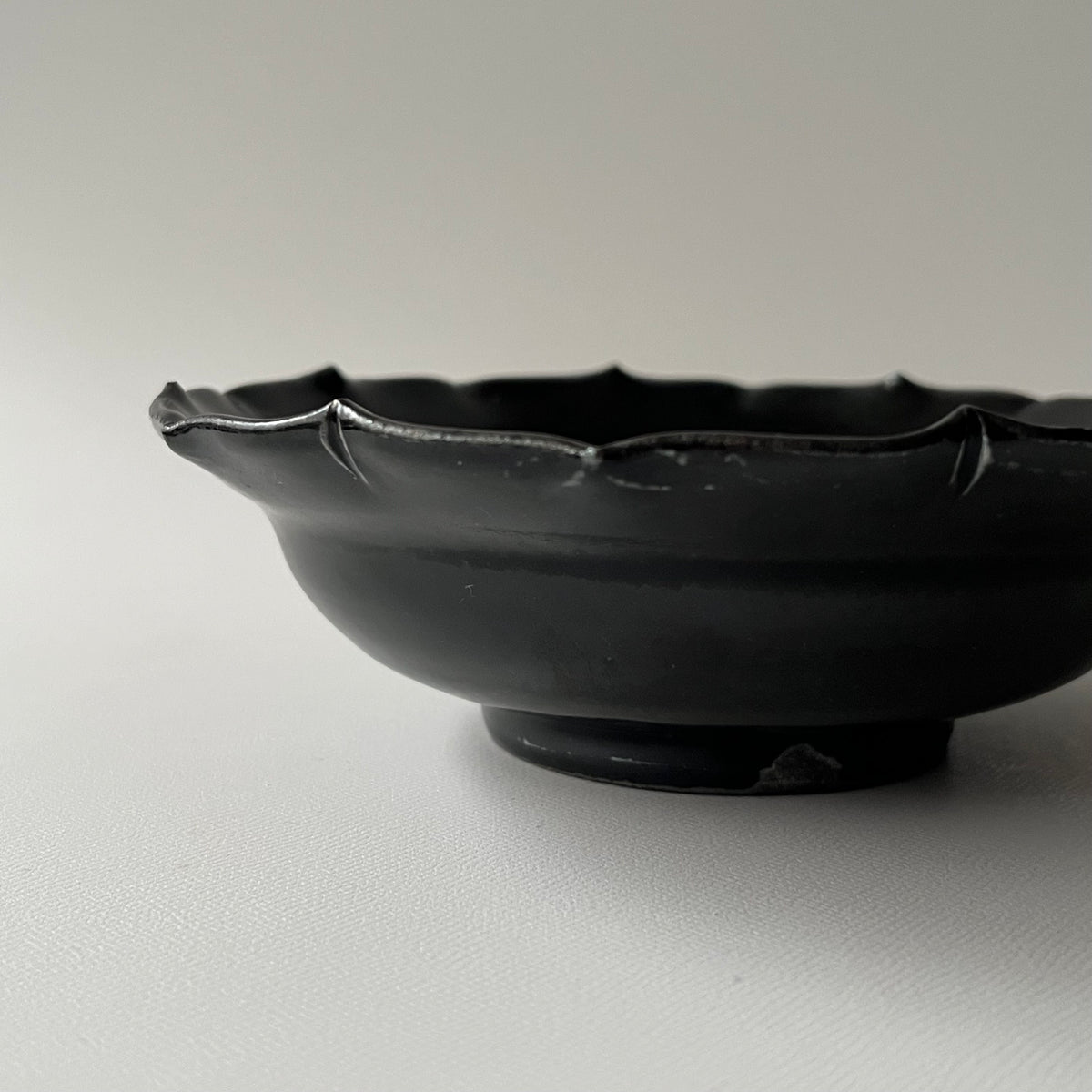 黒釉輪花向附