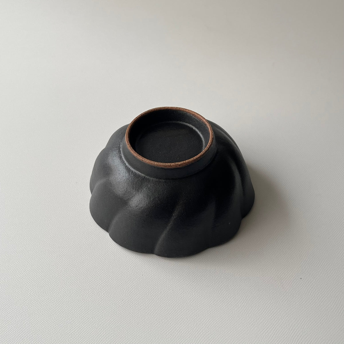 黒釉捻り菊鉢　小