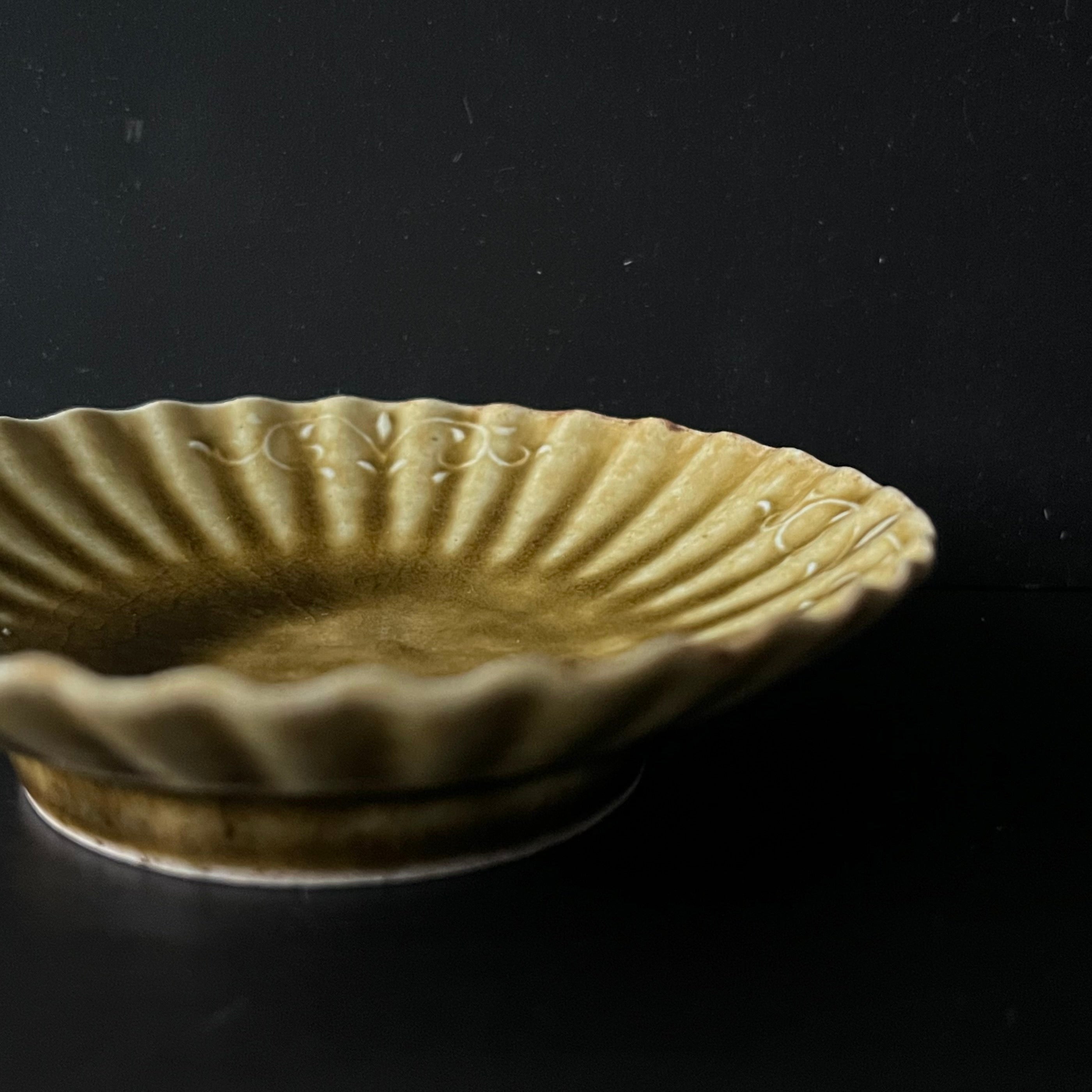 灰釉輪花小皿｜滝室窯 | 石田裕哉｜通販 – dandeliOn