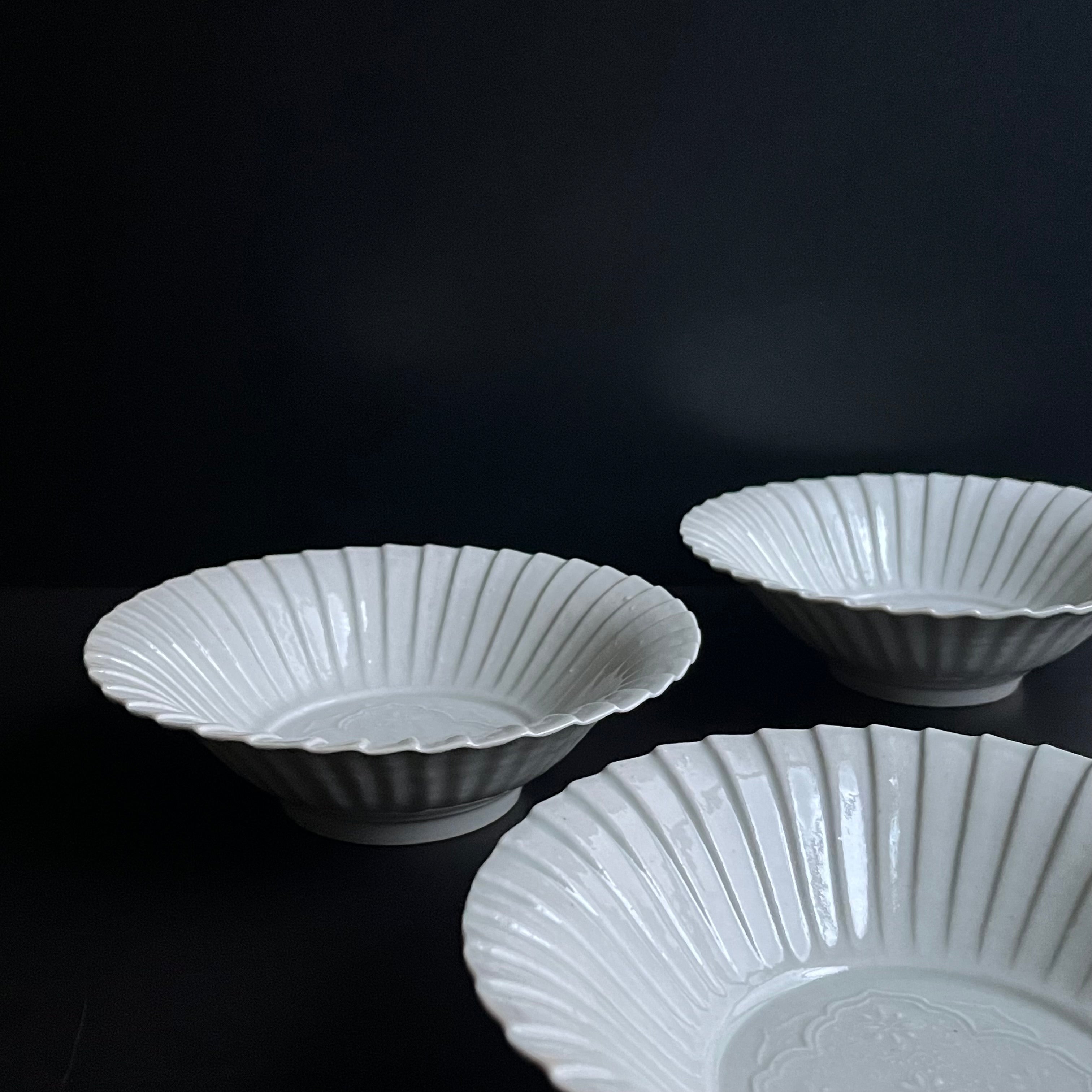 白磁陽刻輪花鉢