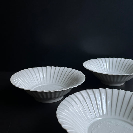 白磁陽刻輪花鉢