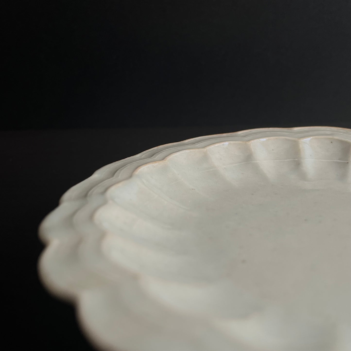 白磁輪花リム平皿