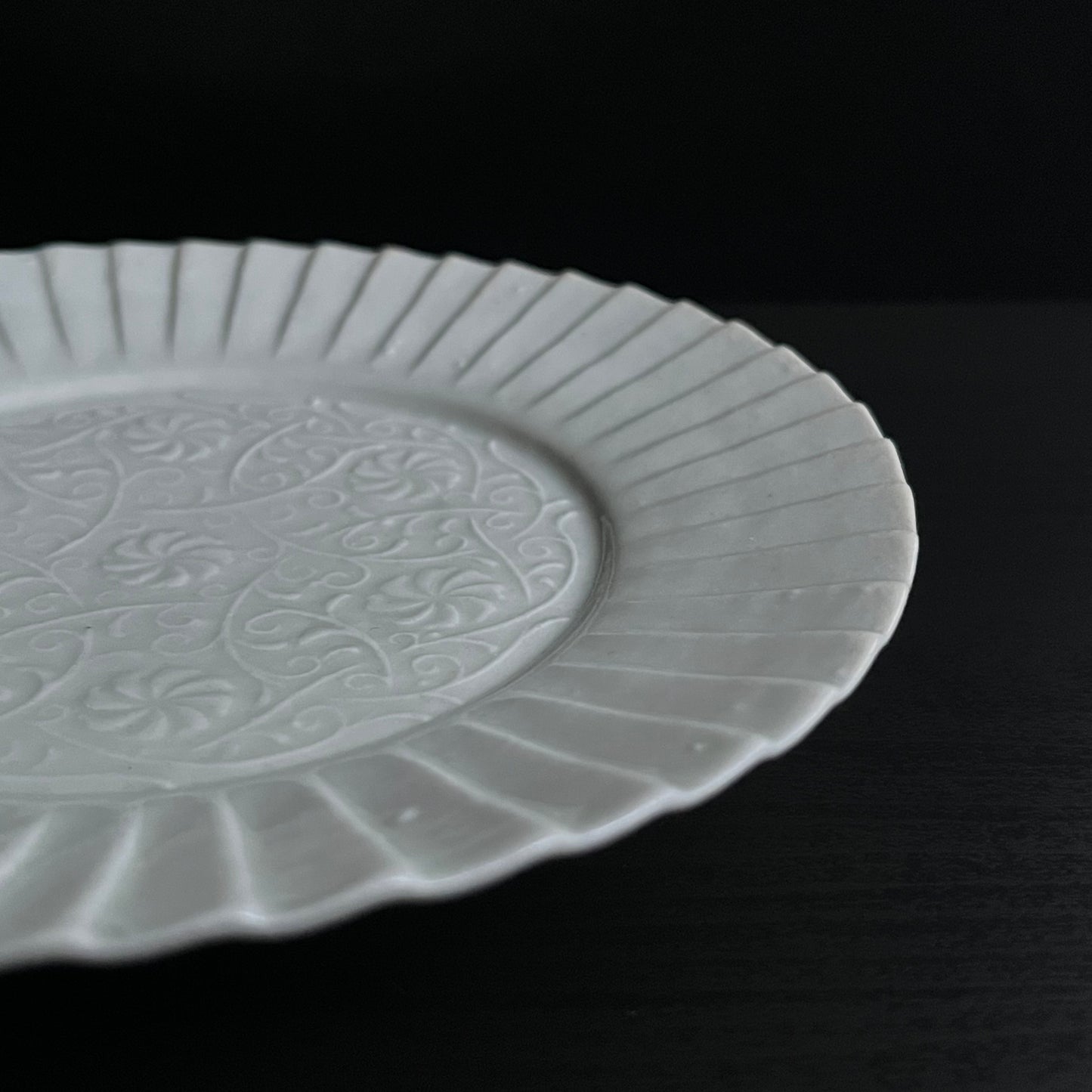 白磁草花文輪花皿