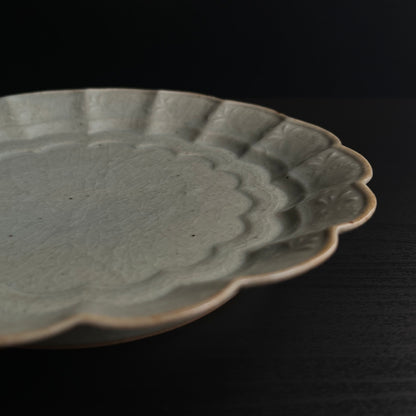 青磁花文菊平皿（大）