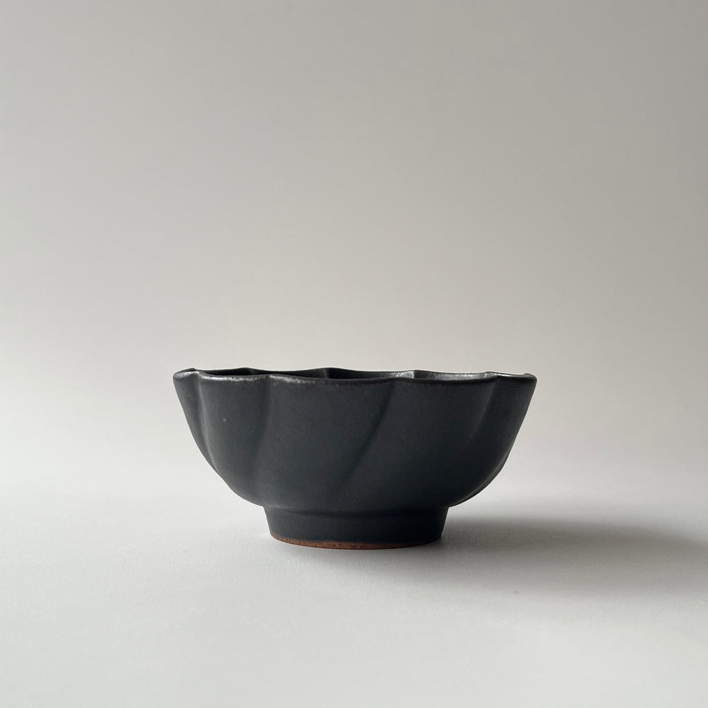 黒釉捻り菊鉢　小
