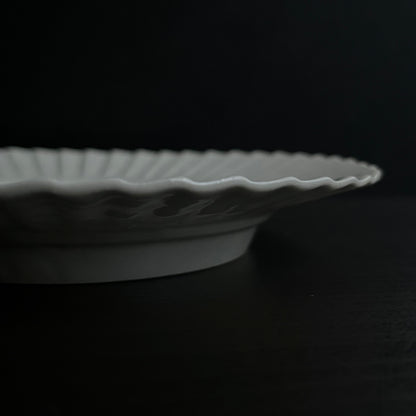 白磁草花文輪花皿