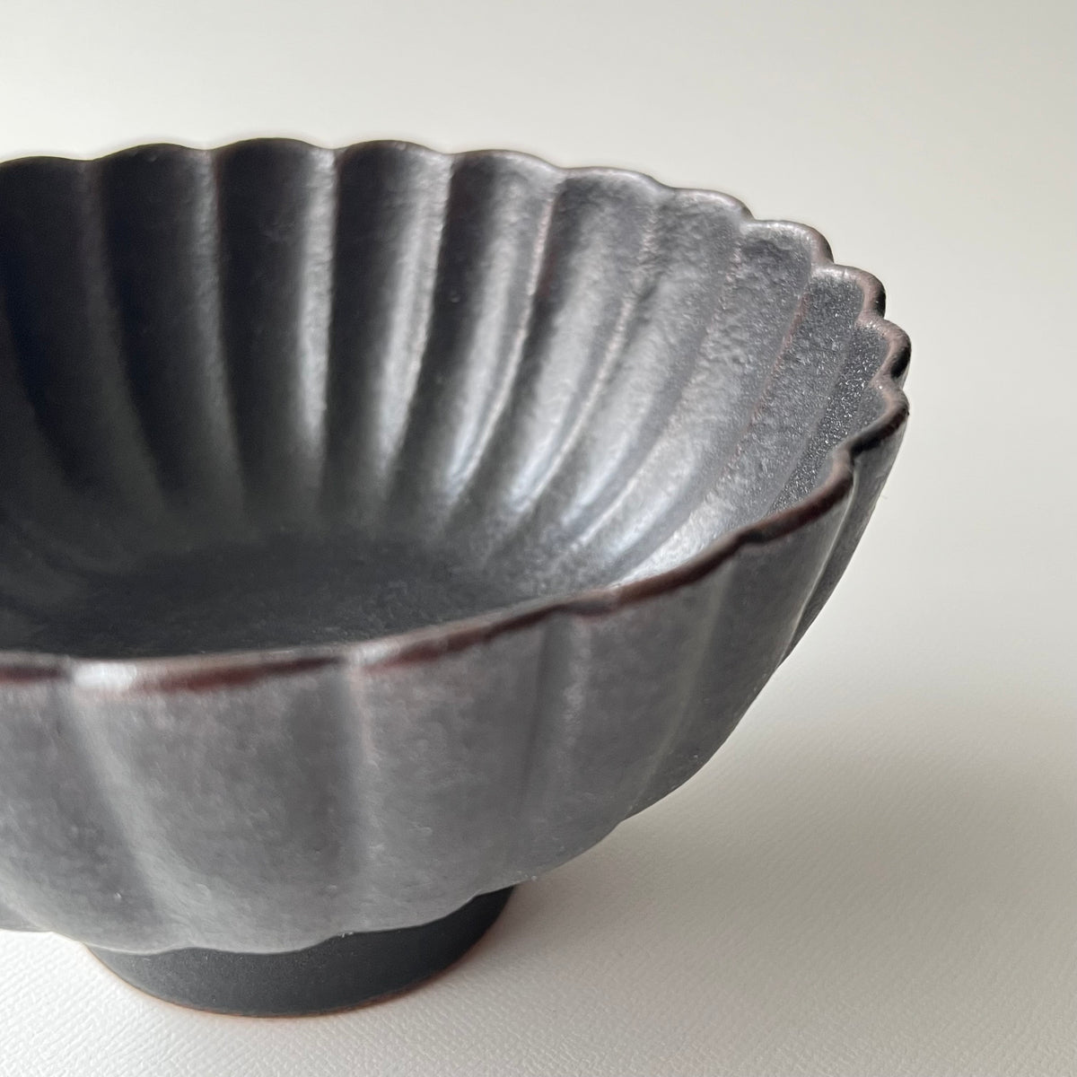 黒釉菊鉢