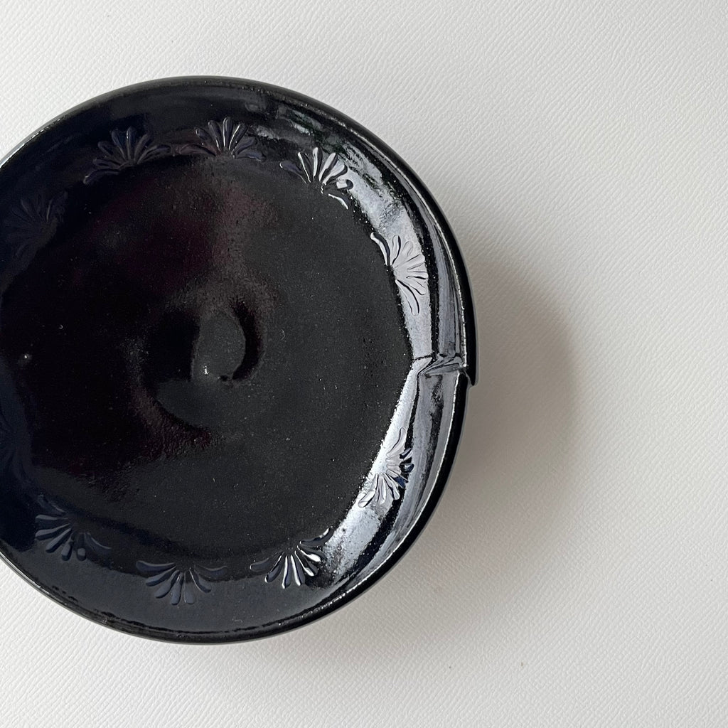 黒絵小皿　パルメット