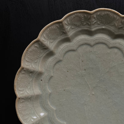青磁花文菊平皿（大）
