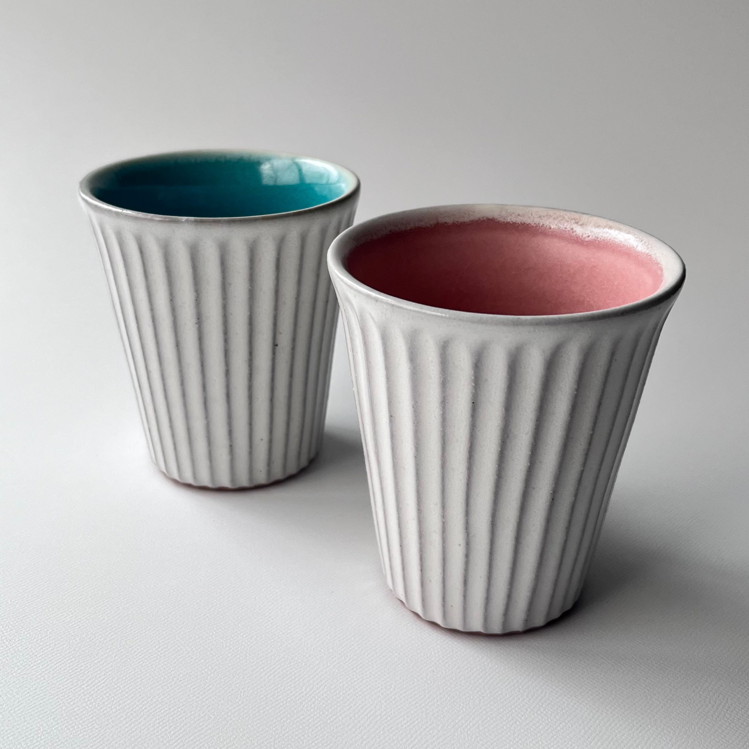 青磁陽刻六角小皿｜滝室窯 | 石田裕哉｜通販 – dandeliOn