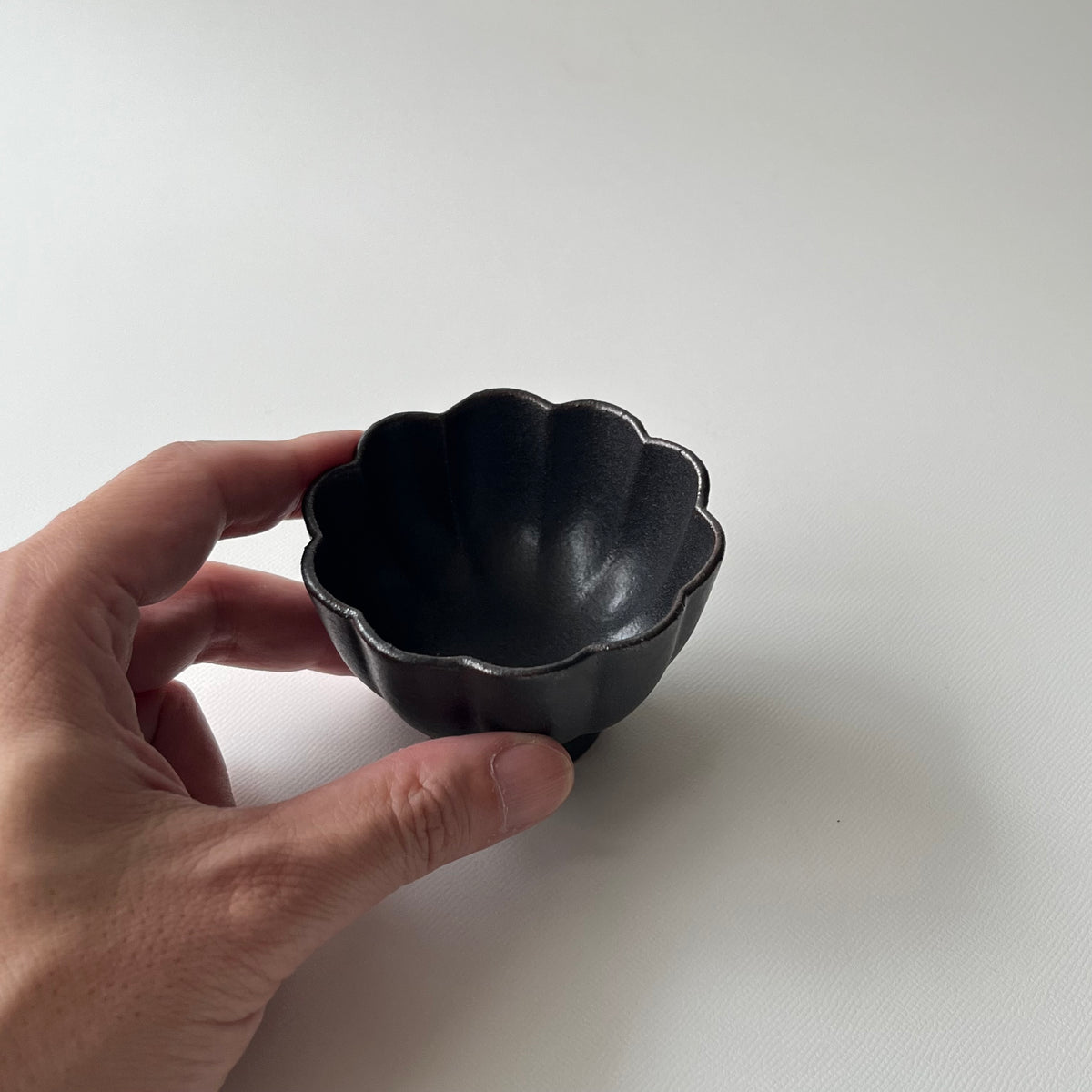黒釉菊小鉢