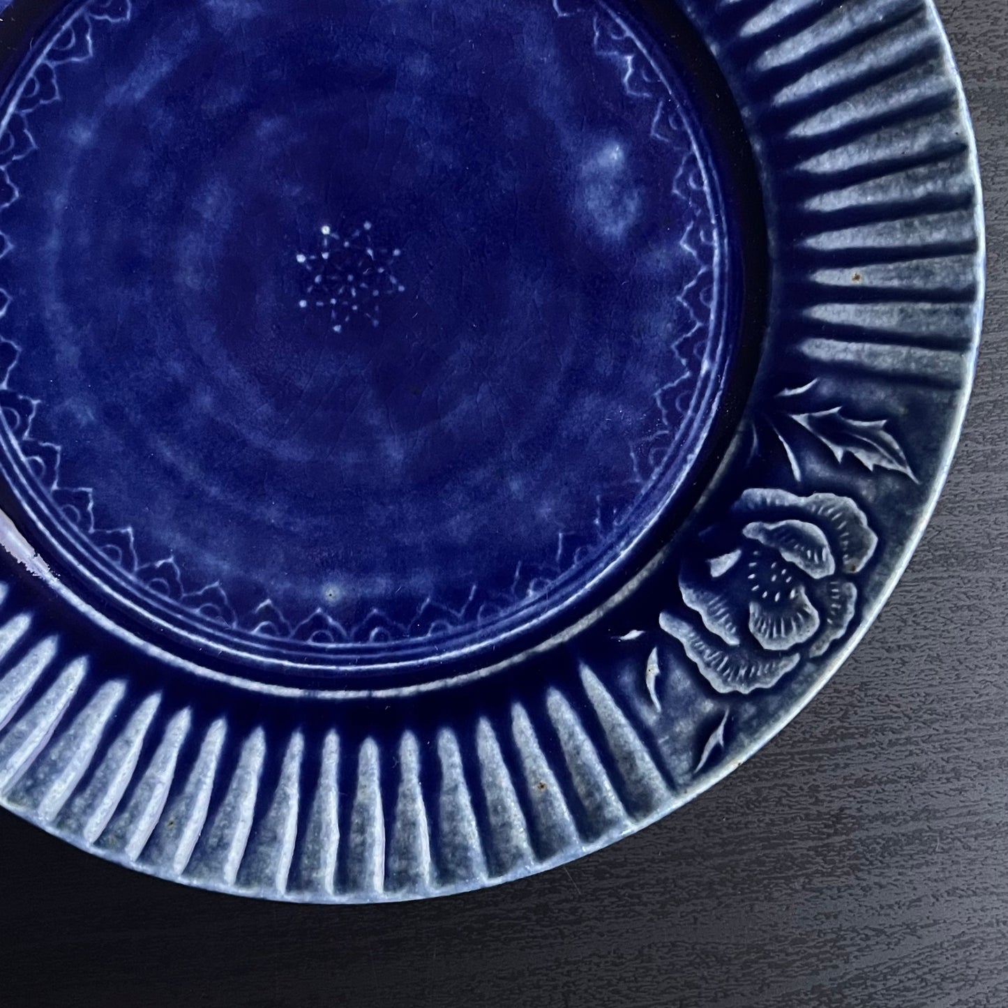 瑠璃釉花文輪花皿