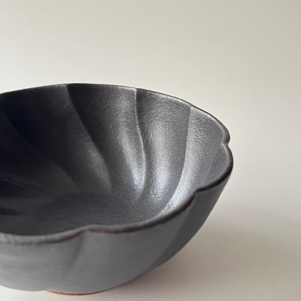 黒釉捻り菊鉢　小