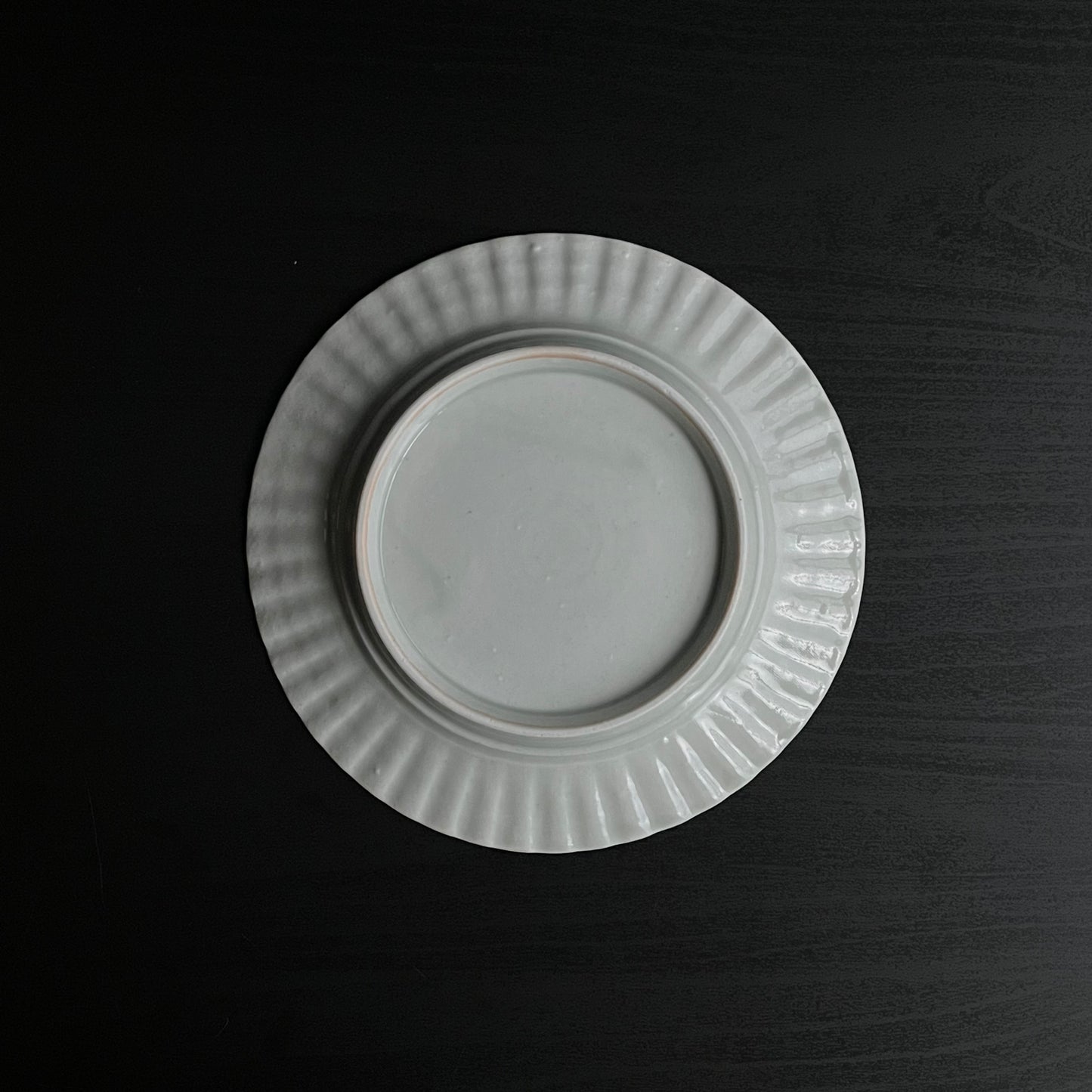 白磁草花文輪花皿