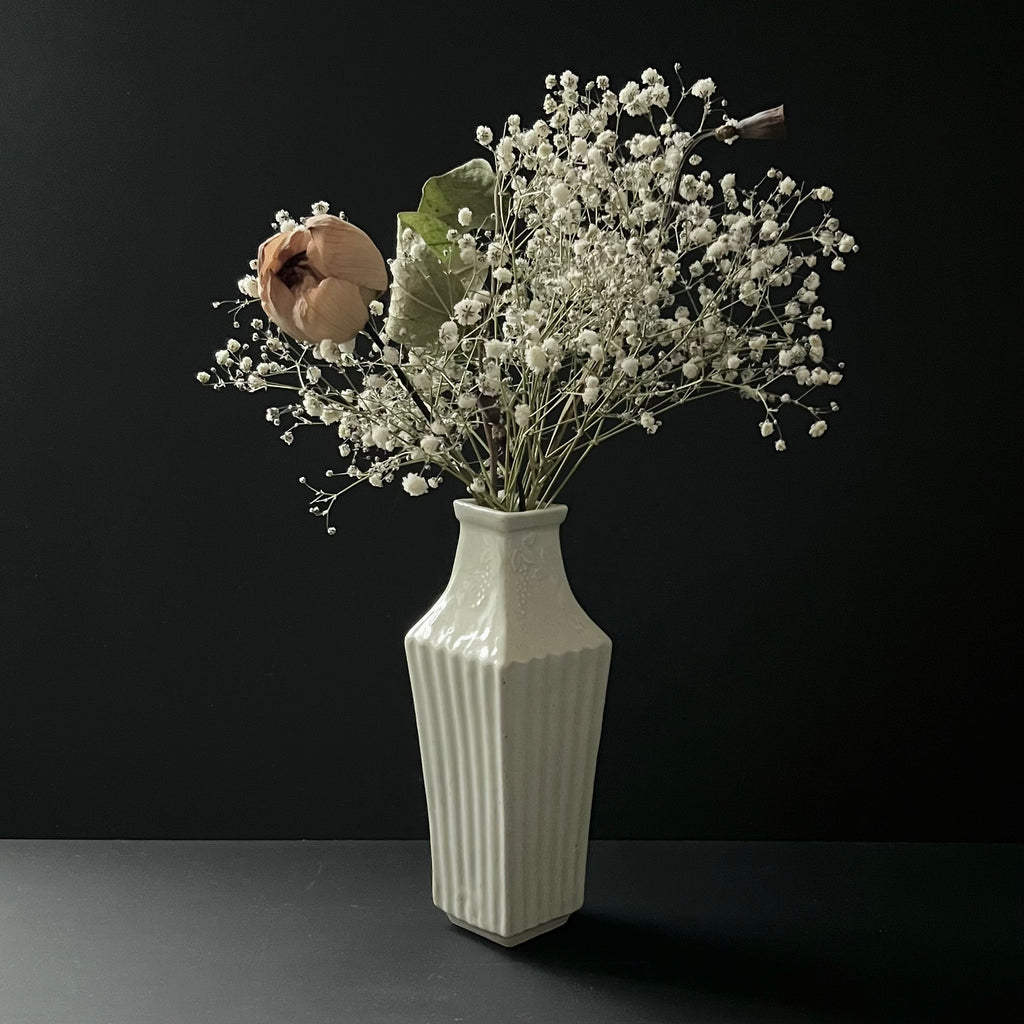 白磁葡萄文角瓶 - dandeliOn
