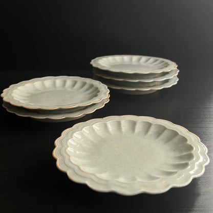 白磁輪花リム平皿