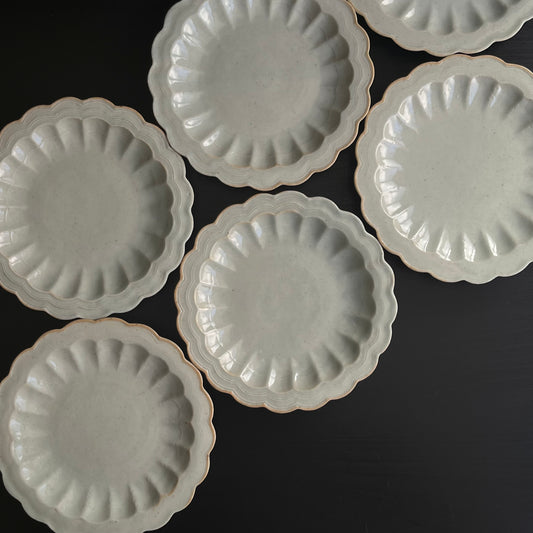 白磁輪花リム平皿