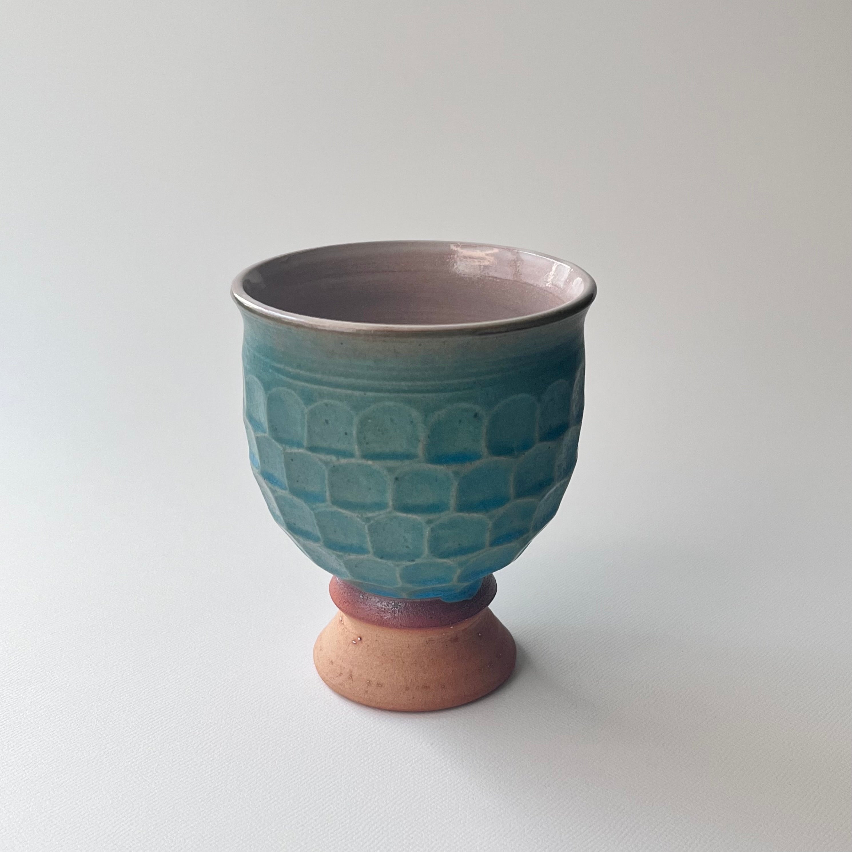 青磁陽刻六角小皿｜滝室窯 | 石田裕哉｜通販 – dandeliOn