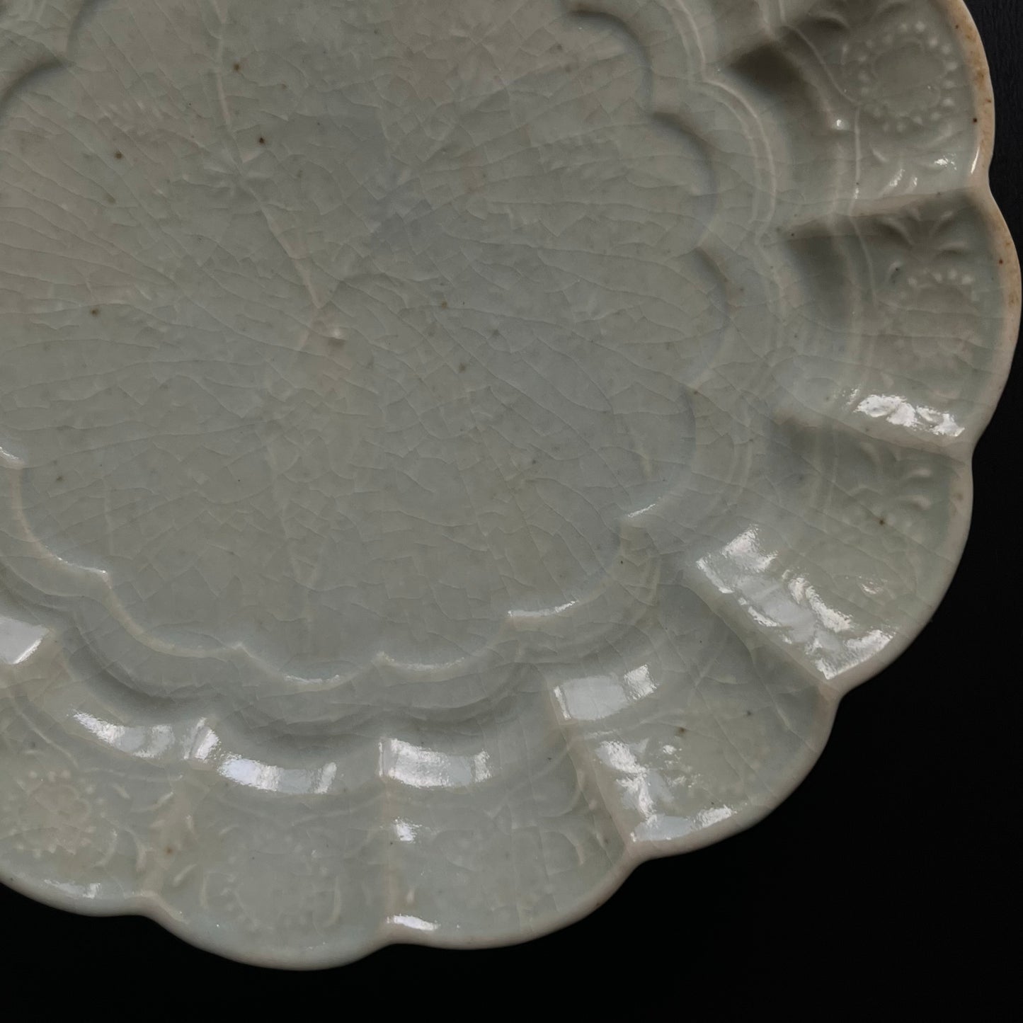 青磁花文菊平皿（大）