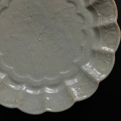 青磁花文菊平皿（大）