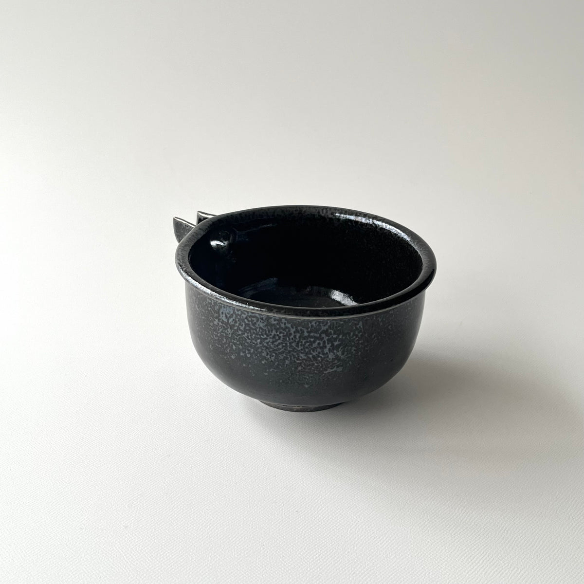 黒釉片口