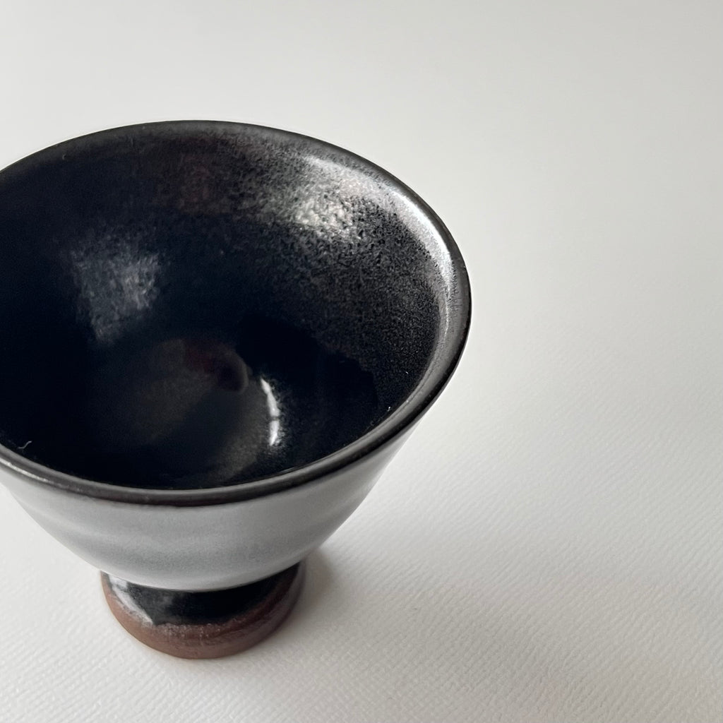 鉄釉高圷酒盃