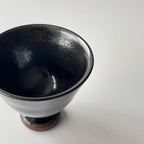 鉄釉高圷酒盃