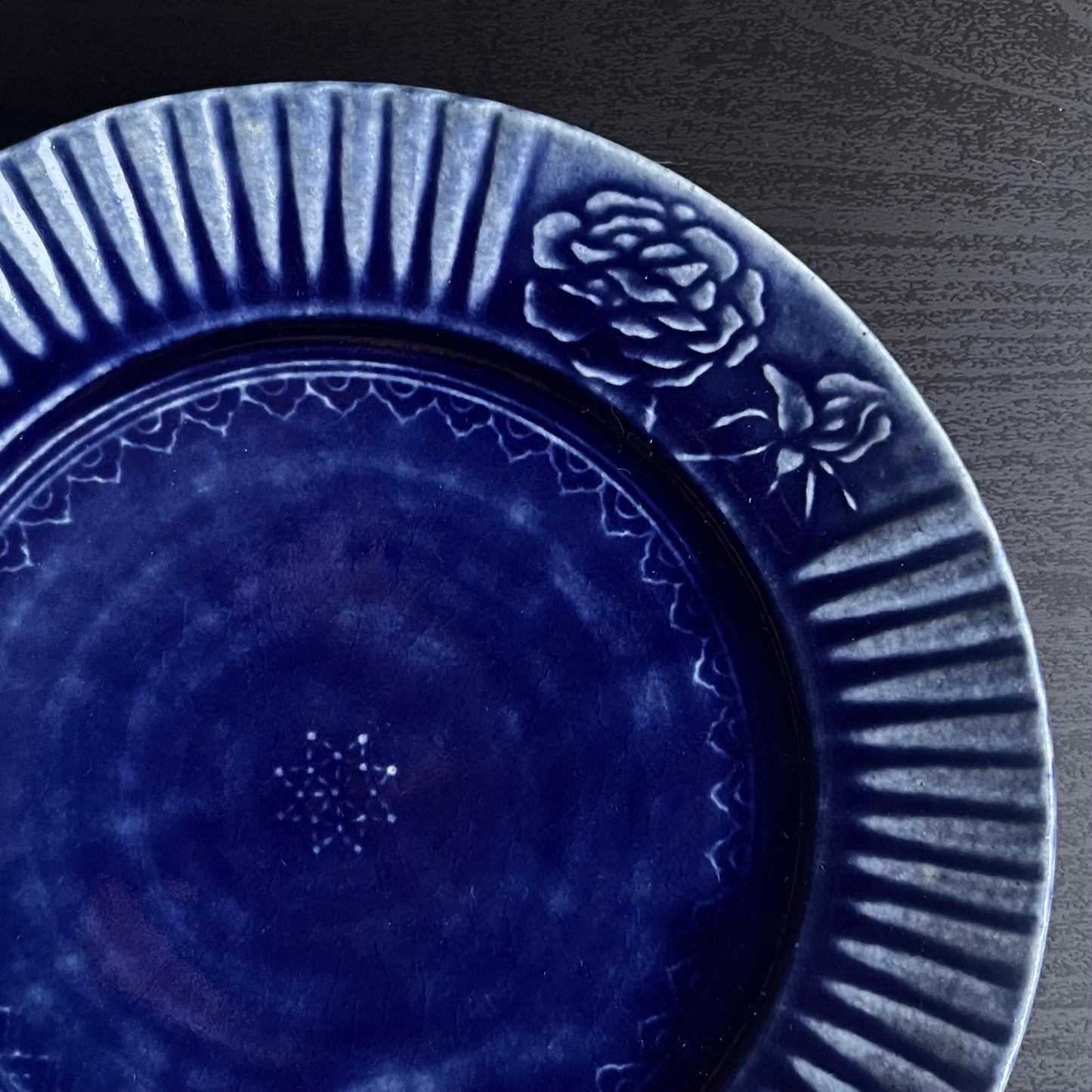 瑠璃釉花文輪花皿