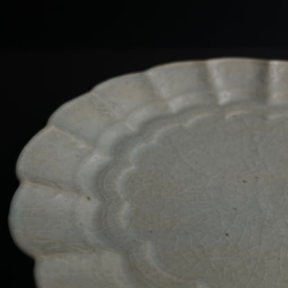 青磁花文菊平皿（大）