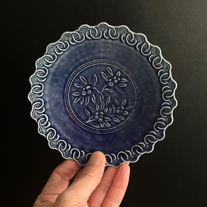 瑠璃釉ビワ文輪花皿