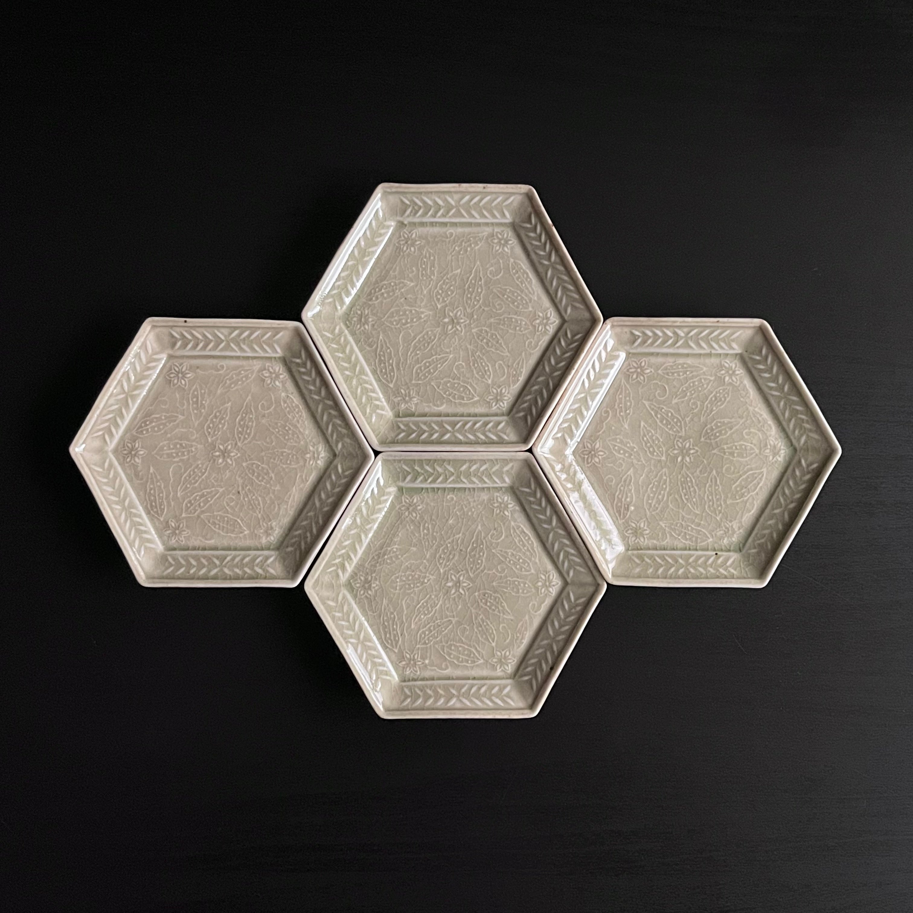 青磁陽刻六角小皿 - dandeliOn