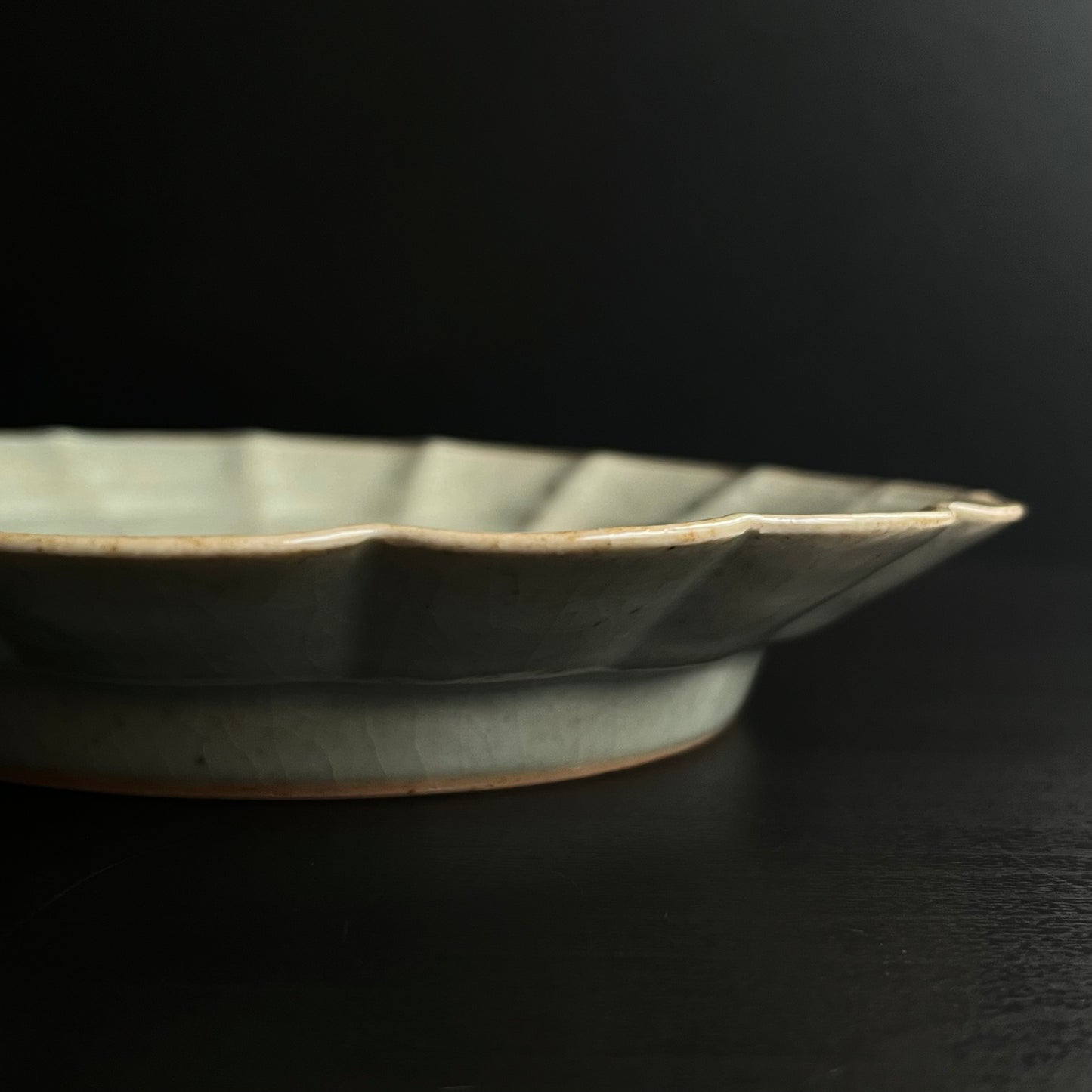 青磁花文菊平皿（大）