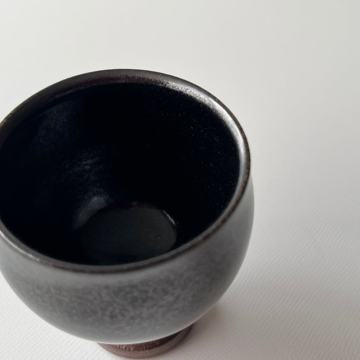 鉄釉高圷酒盃