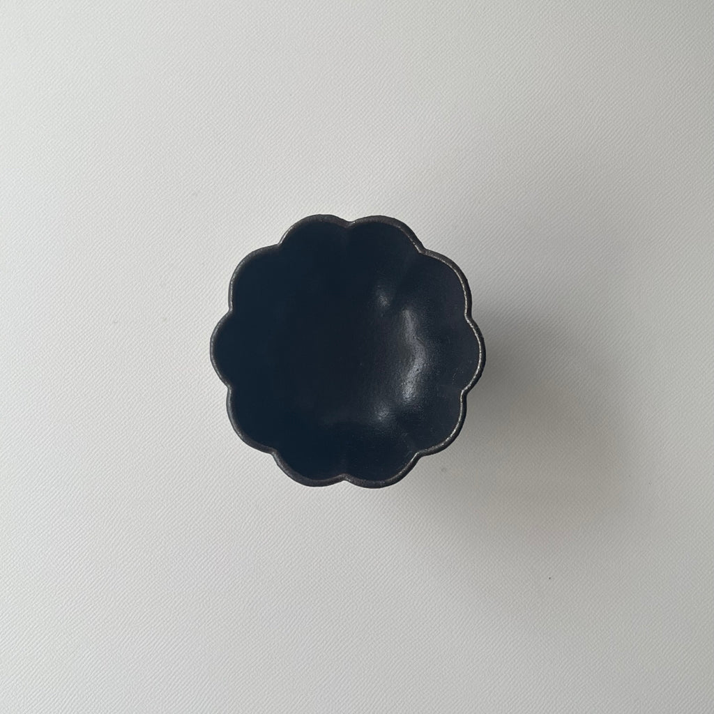 黒釉菊小鉢