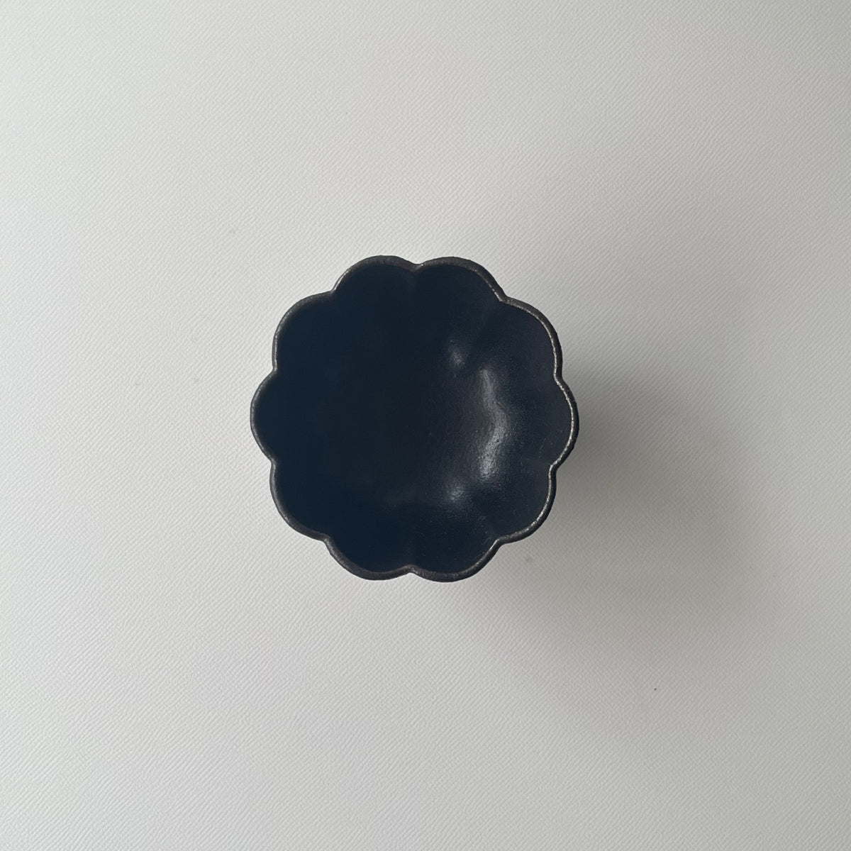黒釉菊小鉢